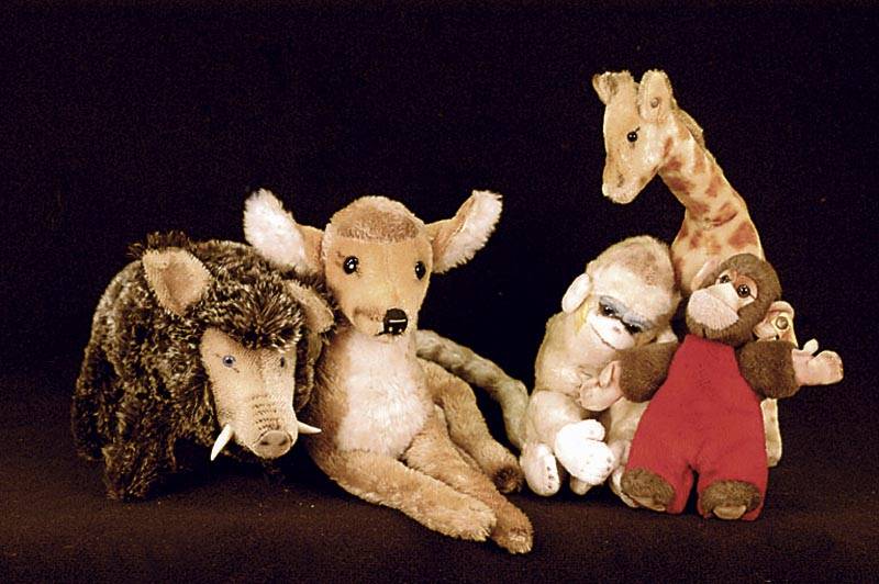 Konvolut aus 5 Steiff-Tieren, ab 1960, Rehkitz, liegend, mit Knopf und Resten der Fahne; Spielpferd Ferdy, mit Knopf und Fahne, ohne ZÜgel; ...