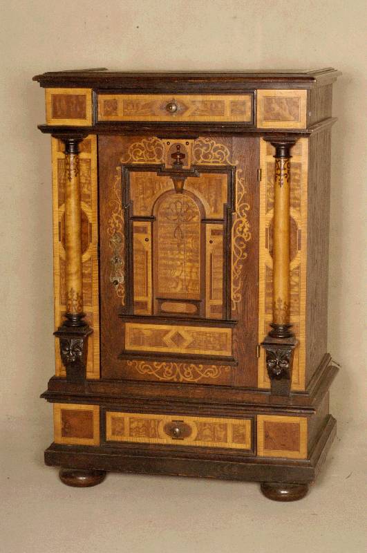 kleiner Fassadenschrank, sÜddeutsch, um 1870 , nach dem Vorbild von 1580/1620, Korpus Weichholz, Wurzelnuß- bzw. Bergahornfurnier gespiegelt, ...