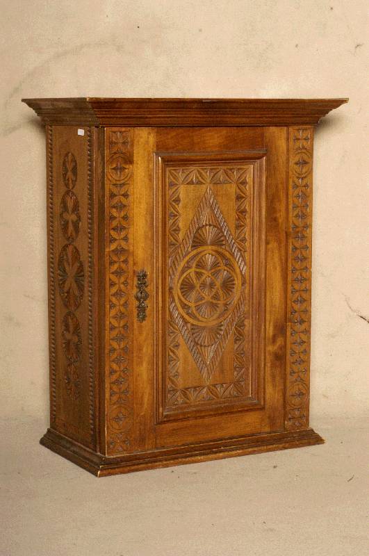 HÄnge- bzw. Medizinschrank, sÜddeutsch/wohl Elsaß, um 1880/90, Korpus Weichholz, Buche massiv, Flachschnitzerei aus dem Vollholz, sogenannte ...
