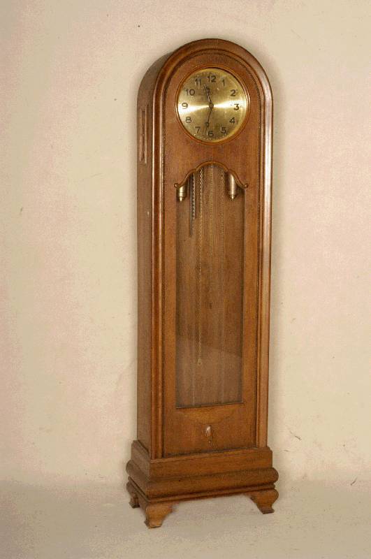 Standuhr, deutsch, um 1910, Korpus Weichholz Eichefurnier, Perlleisten, sparsam aufgelegte Schnitzerei, Fuß geschwungen, 4-fach getreppt , Kopf ...