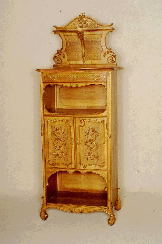 Sammlerschrank, Frankreich/wohl Nancy, um 1890/1900, sogenanntes 3. Barock, Rahmen Nußbaum massiv, bzw. Nußbaumfurnier, aufgelegte Schnitzereien ...
