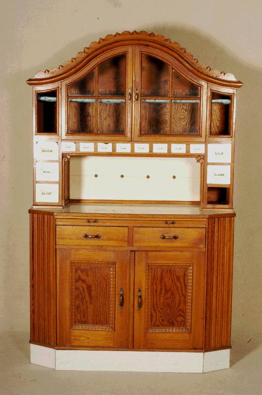 KÜchenschrank, sÜddeutsch, um 1920/24, ausgesuchtes Zierbelholz, Kernholz von hÖchster QualitÄt, eigenwilliger Entwurf, Seiten abgeplattet, ...