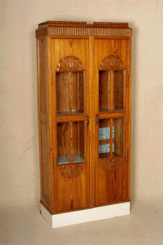 2 zusammengesetzte Polygone, deutsch, um 1910 , Zierbelkiefer von bester QualitÄt, sparsame Schnitzerei aus dem Vollholz, Zahnfries, ...