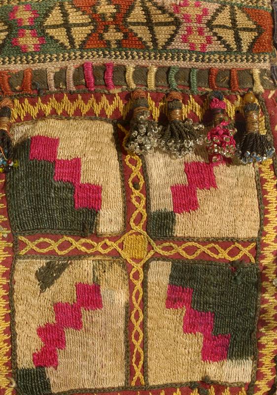 GÜrteltasche,Turkmenistan,Kattun Petit point- Seiden Stickerei und glassperlen-AbhÄngungen, Museal,Um 1880, 19 x 13 cm,EHZ 2 SchÄtzwert: 850 ...