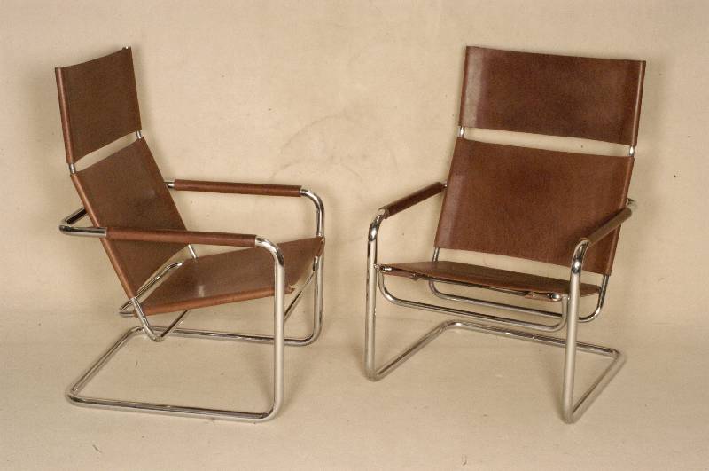 2 DesignerstÜhle, deutsch, wohl um 1965, Eisengestell gebogen, sogenanntes StahlrohrmÖbel, zusammengesetzt, erinnert an einen Entwurf von Marcel ...