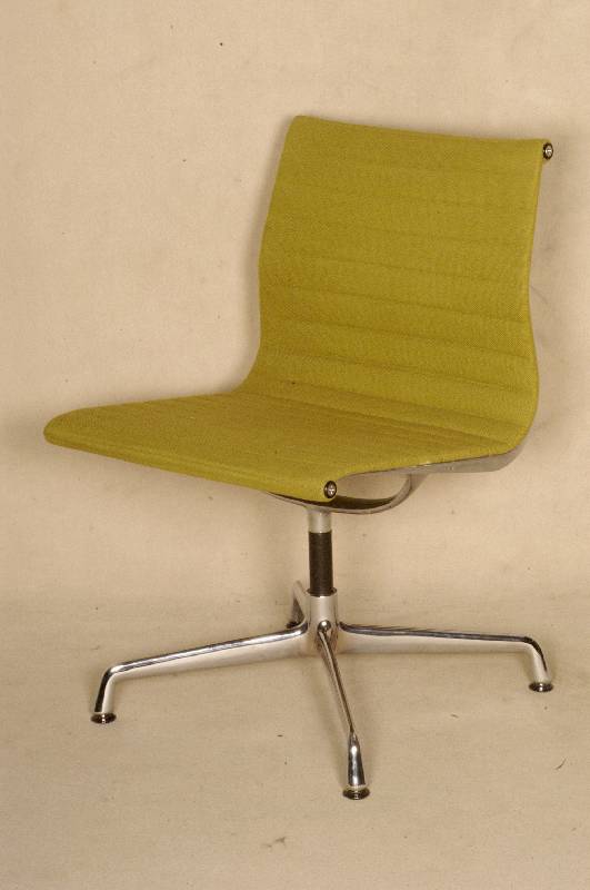Stuhlsessel, Entwurf Charles Eames 1958 EA 105 , um 1968, Herstelleretikett Vitra, Aluminiumgestell, grober Leinenbezug in olivegrÜn original, ...