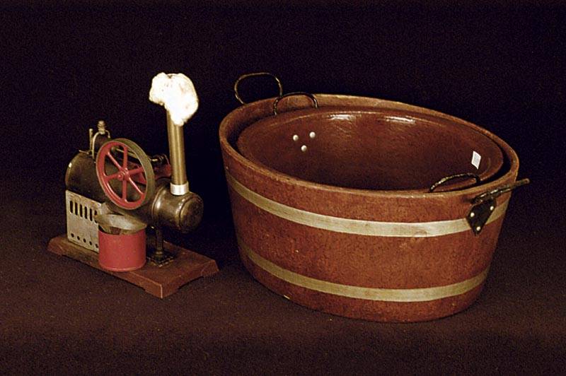 2 PuppenbÜtten, um 1900, 1 x rund, D. ca. 35 cm, 1 x oval D. ca. 42 cm