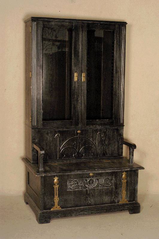 sogenannter Truhenschrank, deutsch/Elsaß, um 1895/1900, Korpus Weichholz, Eiche massiv, Eichefurnier, sparsame abstrakt florale Messingappliken, ...