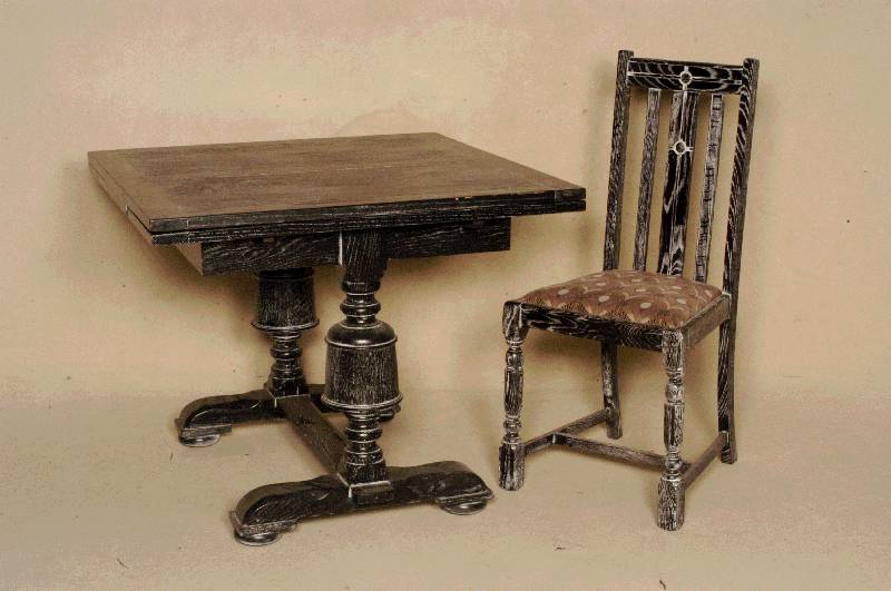 Tisch und 4 StÜhle, Frankreich, um 1895/1900 , Eiche massiv, Tisch ausziehbar, Beine verstrebt, Balusterbeine reich verziert, BezÜge nach ...