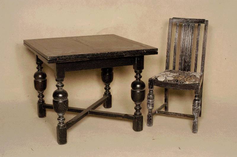 Tisch und 4 StÜhle, Frankreich, um 1895/1900 , Eiche massiv, Tisch ausziehbar, Beine verstrebt, Balusterbeine reich verziert, BezÜge nach ...