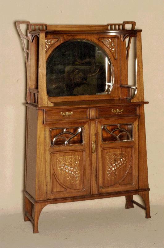 Ausgefallener Vitrinenschrank, sÜddeutsch, um 1900, Jugendstil, Korpus Hartholz, Nußbaumfurnier von ausgesuchter QualitÄt, z.T. gespiegelt, ...