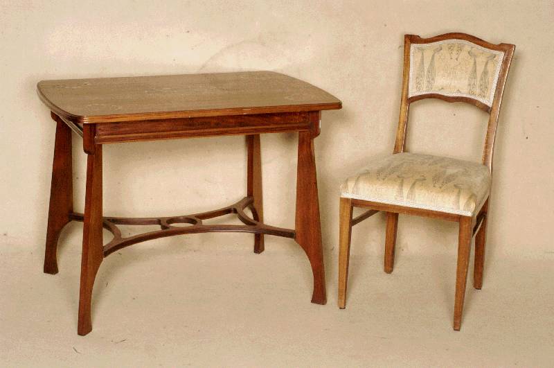 Salongruppe, sÜddeutsch, um 1900, Jugendstil , bestehend aus Tisch und zwei StÜhlen, Tisch Korpus Weichholz, Nußbaumfurnier, z.T. gespiegelt, ...