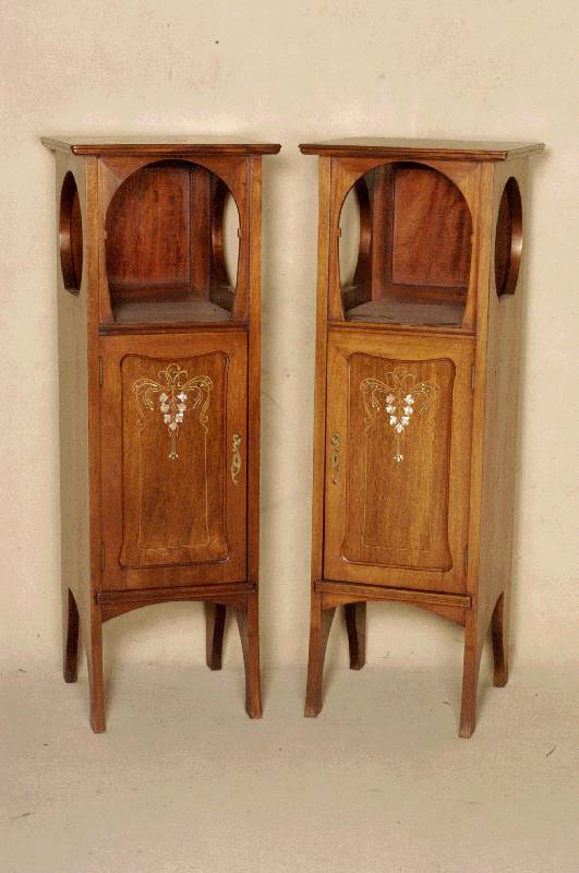 2 PfeilerschrÄnkchen/Polygone, deutsch, um 1900, Jugendstil, Korpus Weichholz/Hartholz, Nußbaumfurnier, z.T. gespiegelt verlegt, Messing-, ...