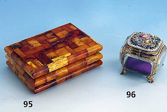Bernsteindeckeldose, Staatliche Bernsteinma- nufaktur KÖnigsberg, 1929/32, H. ca. 4.5 cm L. ca. 14.5 cm, in der Lit. verzeichnet, vgl. Die ...