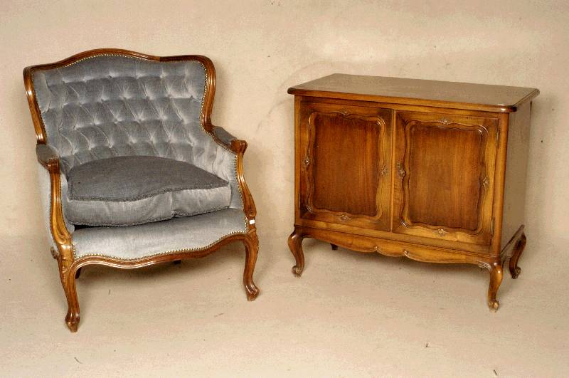 BeistellschrÄnkchen, deutsch, um 60er/70er Jahre, Nußbaum massiv, Nußbaumfurnier, zweitÜrig mit geschwungenen Inlets, sparsame Schnitzerei, ...
