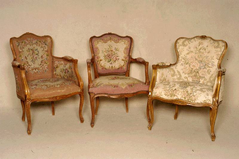 Paar Stuhlsessel, deutsch, 50er/60er Jahre, im Barockstil, Nußbaum massiv, profiliert, geschwungener Vollholzrahmen, Gobelinstoff sekundÄr, ...