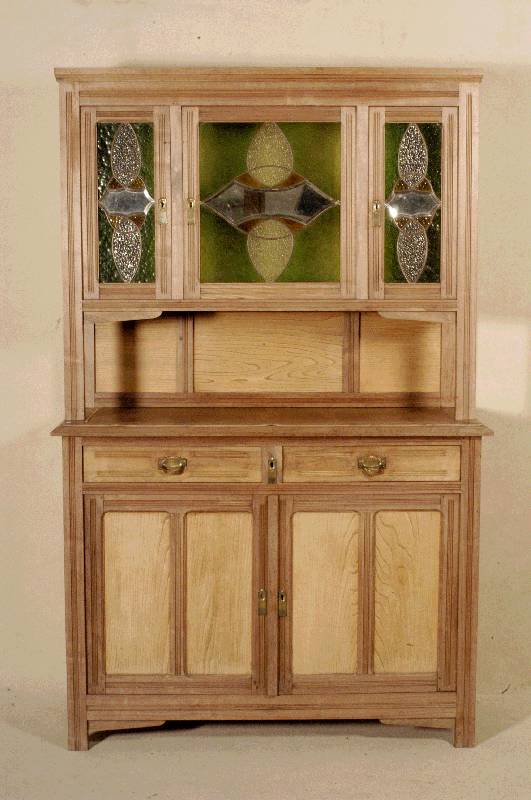 Buffetschrank, deutsch, um 1920, Jugendstil, Nußbaum massiv, Nußbaumfurnier, Oberteil 3 -tÜrig mit aufwendiger Verglasung, farblich (grÜn, rot ...