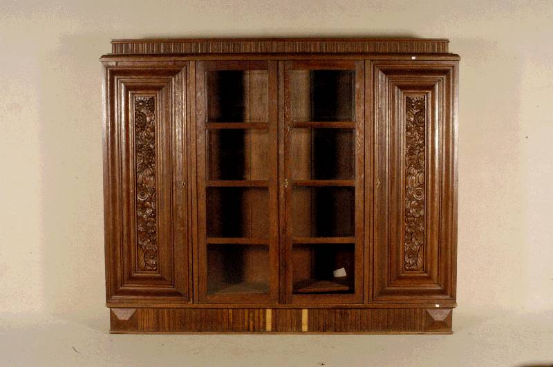 BÜcherschrank, deutsch, um 1910, Eiche massiv, Eichefurnier, 4-tÜrig, zwei MitteltÜren als Vitrinenteil gedacht, 8-fach verglast facettiert, ...
