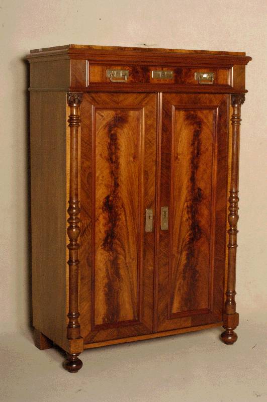 Vertiko, deutsch, um 1880, GrÜnderzeit, Korpus Weichholz, Nußbaum- bzw. Wurzelnußfurnier, Lisenen mit vorgesetzten HalbsÄulen aus dem ...