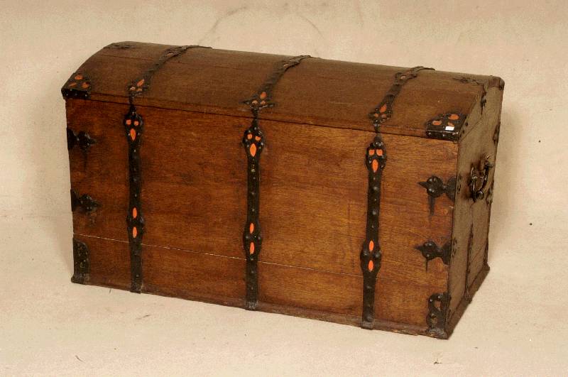 Runddeckeltruhe, deutsch, um 1800, Eiche massiv, dekoriert mit mehreren EisenbÄndern, original Schloß und SchlÜssel, ca. 66x104x55 cm
