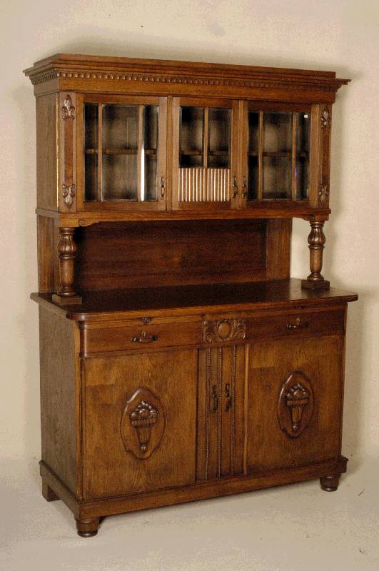 Aufsatzbuffet, deutsch, um 1910, Korpus Weichholz, Eiche massiv, Eichefurnier, auf KugelfÜßen, Unterteil 2-tÜrig mit aufgesetzten Schnitzereien, ...