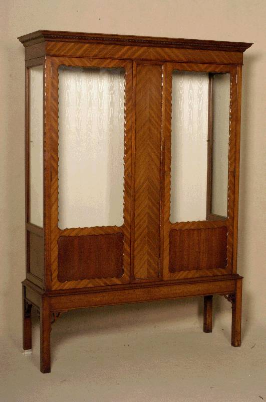 Vitrinenschrank, England, um 1890, viktorianisch, Mahagoni massiv, eckige Hochbeine, seitlich verglast, TÜrunterteile mit gespiegeltem ...