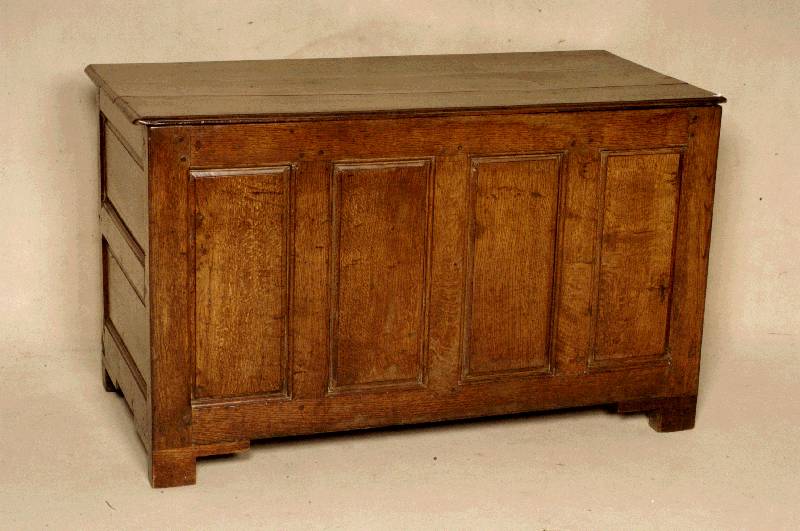 Flachdeckeltruhe, England, um 1800, Eiche massiv, Front mit 4 vorgesetzten FÜllungen, seitlich mit 2 FÜllungen, Gebrauchsspuren, schÖne ...