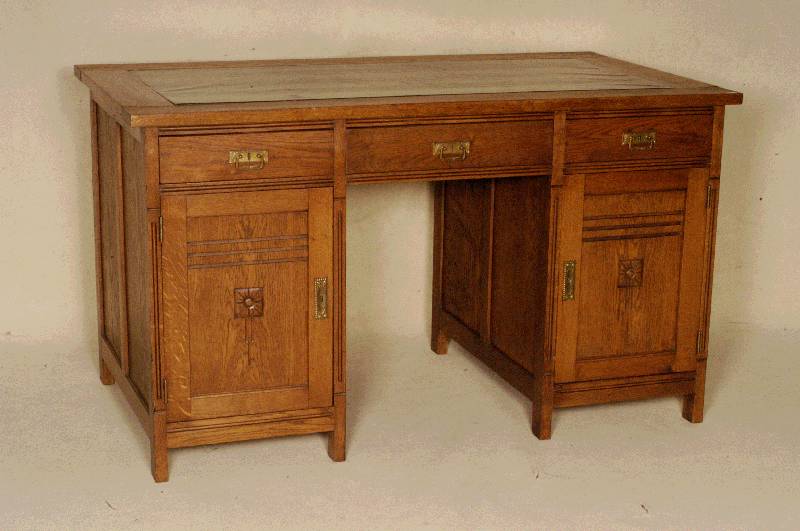 Schreibtisch, deutsch, um 1900, Eiche massiv, original FÜße 4-eckig, Front und TÜren mit sparsamer Flachschnitzereien, SchlÖsser und BeschlÄge ...