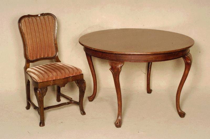 Tisch und 4 StÜhle, Holland, um 1920, Queen-Anne-Stil, Nußbaum massiv, gebogene Beine mit sparsamer Flachschnitzerei, StÜhle RÜckenlehne ...