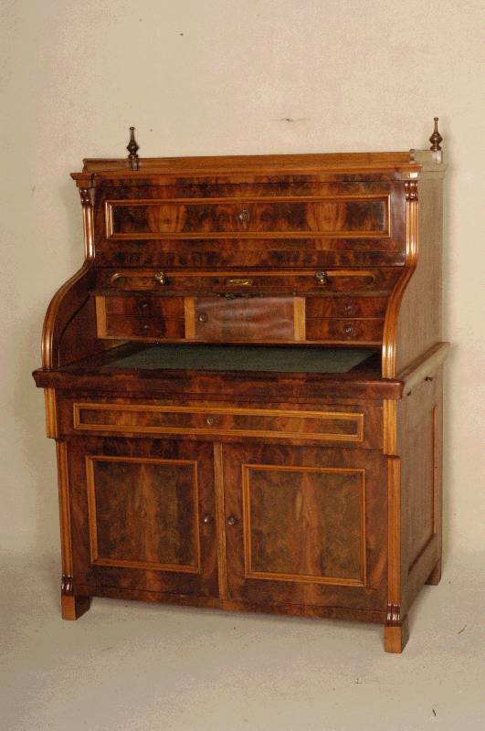 RollsekretÄr, deutsch, um 1870, Korpus Weichholz, Nußbaumfurnier gespiegelt, Oberteil mit Schublade, abklappbar, als Stehpult nutzbar, mit Rollo, ...