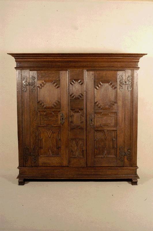 BÜckeburger Brautschrank, um 1780, Eiche massiv, TÜren auf Rahmen gearbeitet, kassettiert, Lisenen geschweift, Kopf 6-fach getreppt, FÜllungen ...