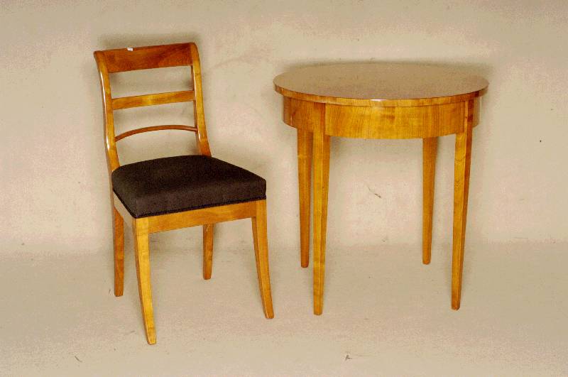 Tisch, im Biedermeierstil, Korpus Weichholz, Kirschbaumfurnier, in Sternform verlegt, 4 schÖne elegante eckige Beine, praktisches MÖbel, vielfach ...