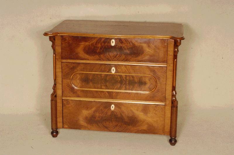 Kommode, deutsch, um 1870, Louis-Philippe, Korpus Weichholz, Mahagonifurnier, abgeschrÄgte Ecken mit aufgesetzten Leisten, in Veluten auslaufend, ...