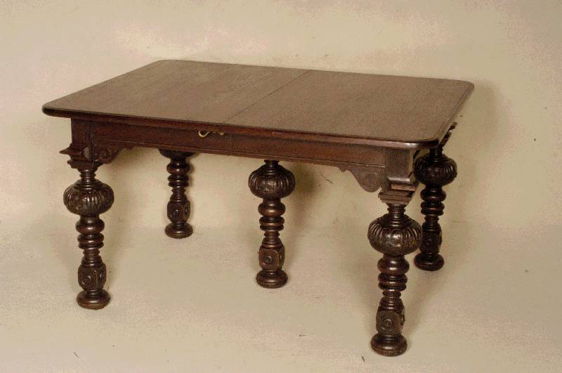 Ausziehtisch, deutsch, um 1880, Renaissancestil, Eiche massiv, gedrechselte Beine aus dem Vollholz, mit Flachschnitzereien, EinlegebÖden nicht ...