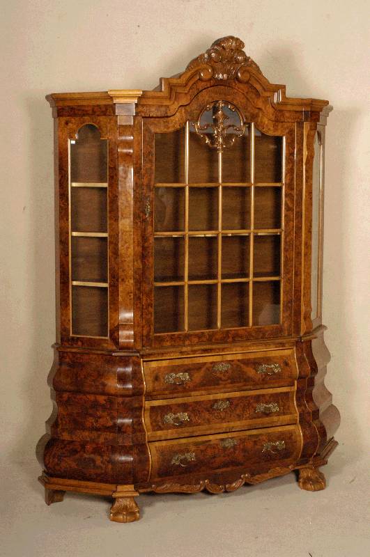 Barockstilvitrine, Holland, um 1960, Korpus Weichholz/Hartholz, Wurzelnußfurnier, z.T. gespiegelt, schÖnes Furnierbild, Kanten abgeflacht, ...