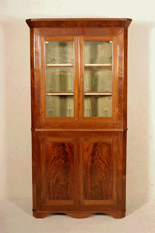 Eckschrank, England, um 1820/30, Korpus Weichhoz, Pyramidenmahagonifurnier, durchlaufend gespiegelt, original Glas, oben mit 2 Einlegebrettern, ...