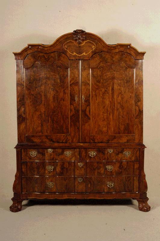 Kabinettschrank, Holland, um 1760/70, Korpus Eiche massiv, Wurzelnußfurnier, im Oberteil Rosenholzintarsien, Leisten aus dem Vollholz geschnitzt, ...