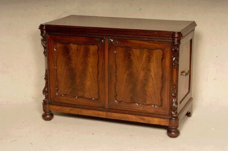 Halbschrank, deutsch, um 1860, Louis-Philippe, Korpus Eiche massiv, Mahagonifurnier gespiegelt, seitlich abgeflacht, mit geschnitzten Veluten, ...