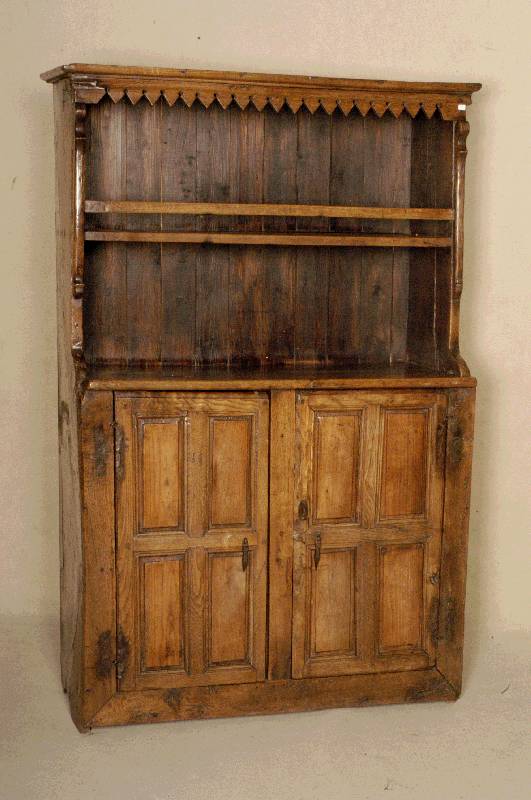 Kleines Tellerboard, Frankreich, um 1720, Umgebung Straßburg, Eiche massiv, MÖbel in rustikalem Stil, unten 2 TÜren mit zurÜckgesetzten ...