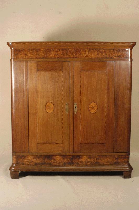 Schrank, deutsch, um 1830/40, wohl Westfalen, Eiche massiv, original FÜße, TÜren und Kopf mit schÖnen Einlegearbeiten aus verschiedenen ...