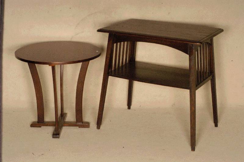 Beistelltisch, deutsch, um 1925, ArtDeco, Korpus Weichholz, Mahagonifurnier, 4 Beine elegant gebogen, kreuzfÖrmig verstrebt, typisch aus der ...
