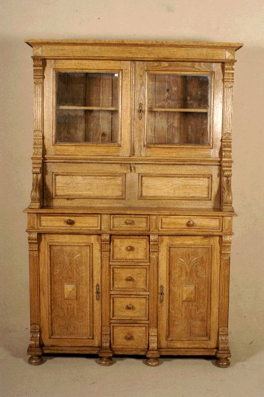 Aufsatzschrank, deutsch, um 1870, Eiche massiv, Unterteil mit 2 TÜren und 7 Schubladen, TÜren mit Flachschnitzereien, seitliche Lisenen gerieft, ...