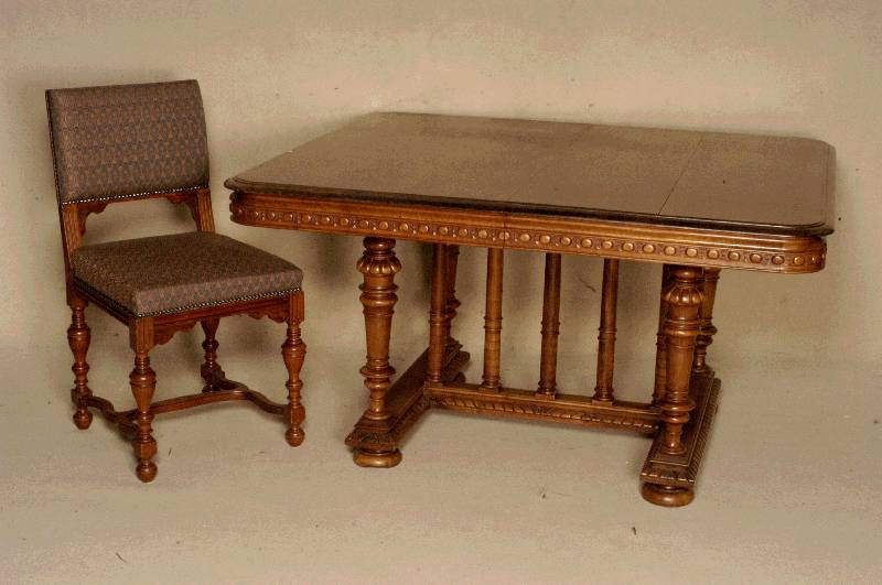 Tisch und 6 StÜhle, Belgien, um 1880, Nußbaum massiv, Untergestell mit reichen Drechselarbeiten, Tisch auf KugelfÜßen, ausziehbar, ...