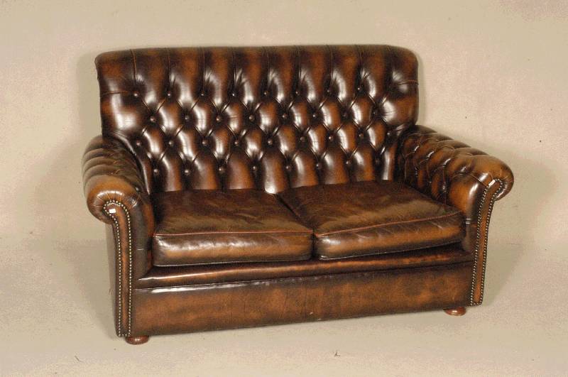 2-sitzer Sofa, wohl England, im Chesterfield-Stil, lose Kissen, RÜcken und Seiten genoppt und geheftet, braunes Leder von guter QualitÄt, ...