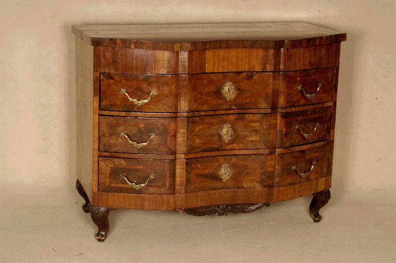 ursprÜnglich 3-schÜbige Barockkommode, sÜddeutsch/wohl MÜnchen, um 1750, Korpus Eiche und Weichholz, Palisander-, Nußbaum- und ...