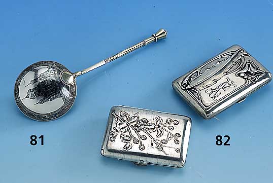 Konvolut 2 Zigarettenetuis, deutsch um 1900, 1 x 800er Silber, innen vergoldet, mono- gramm. LX, Maße ca. 9 x 6 x 1.2 cm; 1 x Metall versilbert, ...