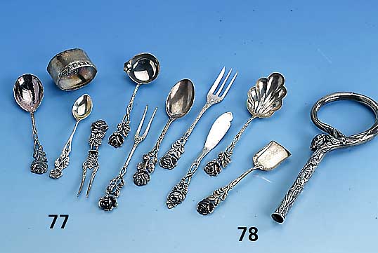 Schirmgriff, deutsch um 1900, fÜr den russ. Markt hergestellt, 800er Silber, Lilien in durchgehend abstrakter Formulierung, Schlaufe und Knauf ...