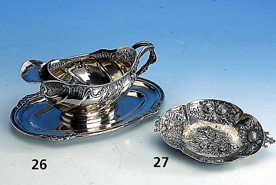 Sauciere auf Tablett, Paris um 1900, 950er Silber, Ravinet D`Enfere eines der inno- vativsten Silberschmiede Frankreichs, Rokoko- stil, zum ...