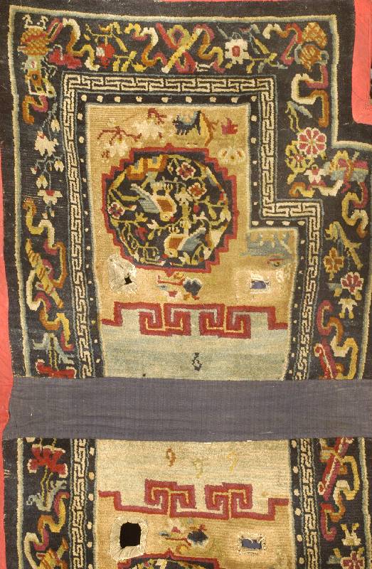 Tibet Satteldecke, um 1900, Wolle auf Wolle, ca. 127 x 62 cm, Schätzwert: 950.- EURO, EHZ: 5