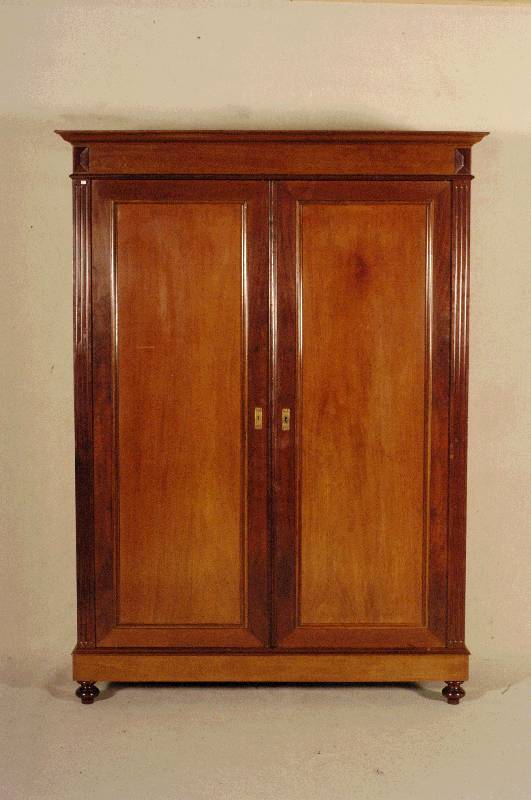 Schrank, Holland, um 1880, Korpus Weichholz, Eiche und Mahagoni massiv, Mahagonifurnier, auf KugelfÜßen, seitlich gerillt, 2 große TÜren mit ...